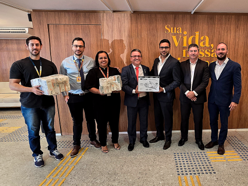 representantes da postal saude e dos correios em entrega simbolica das mascaras e luvas doadas pelo instituto sabin