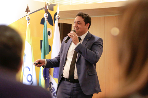 diretor ricardo leda em discurso no evento corporativo da postal saude