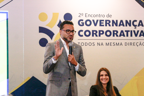 diretor presidente da postal saude discursa em evento corporativo da operadora