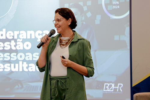 palestrante elaine goulart falando sobre gestao de pessoas em evento da postal saude