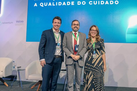 (Cardiologista Guilherme Weigert, da Conexa, Diretor-Presidente da Postal Saúde, Cristiano Sayão e a especialista de Ecossistema de Saúde, Luciane Infanti. Foto: GECOM/Esdras Messias)